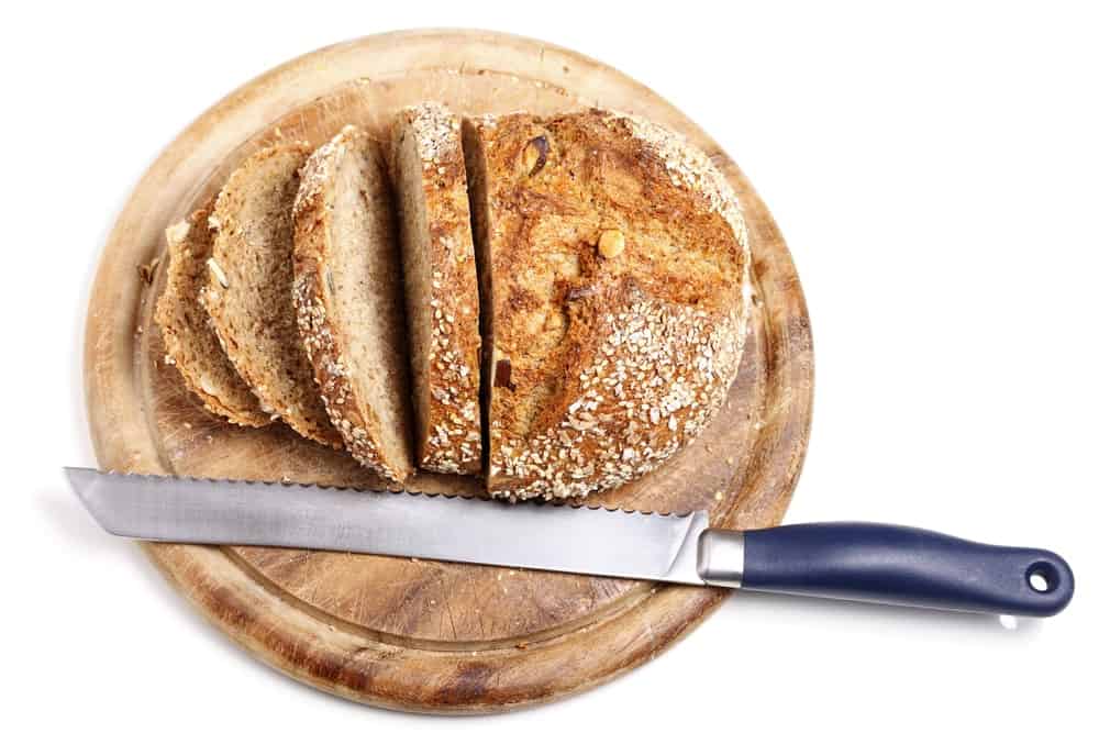藏青色刀柄的面包刀。