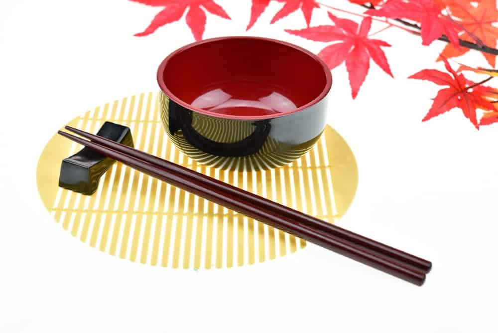 红色金属筷子。