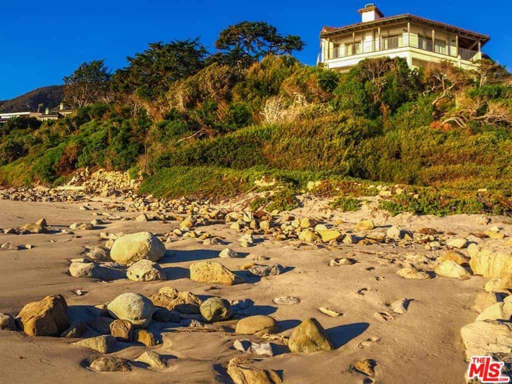 这所房子位于海滩的多石地带附近。