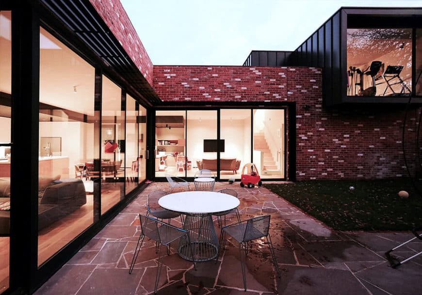 现代住宅拥有红砖外观和一个不错的户外场所。