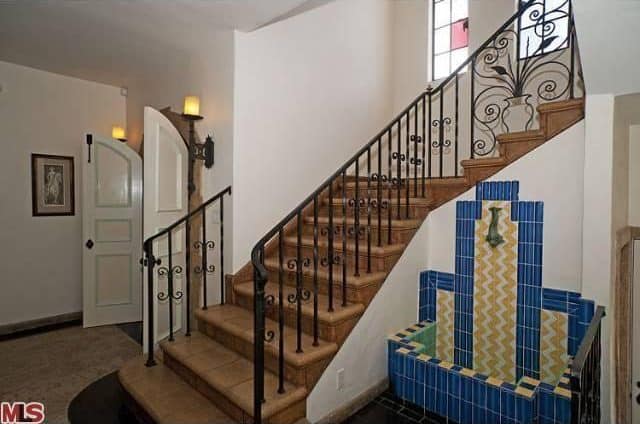 住宅以西班牙风格的楼梯为特色，通往住宅的二楼。