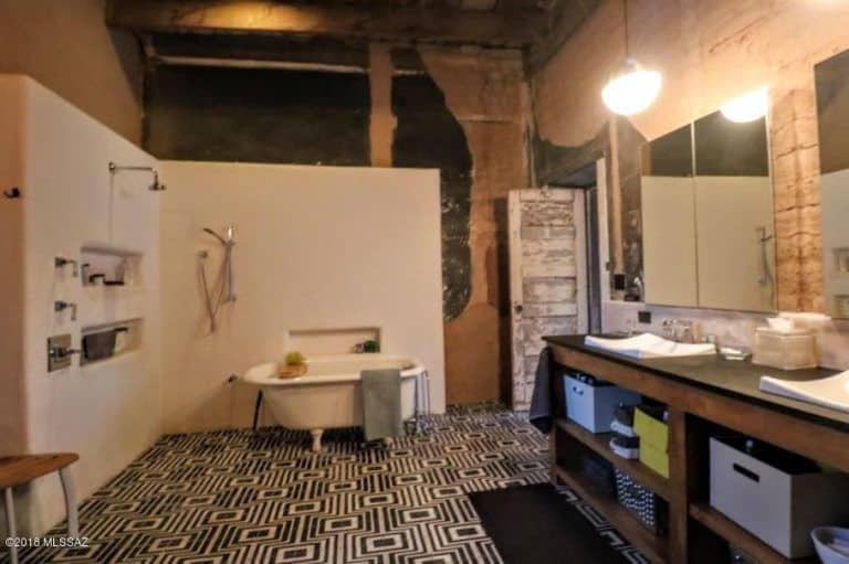 浴室配有开放式淋浴，浴缸和双水槽以及时尚的地板。