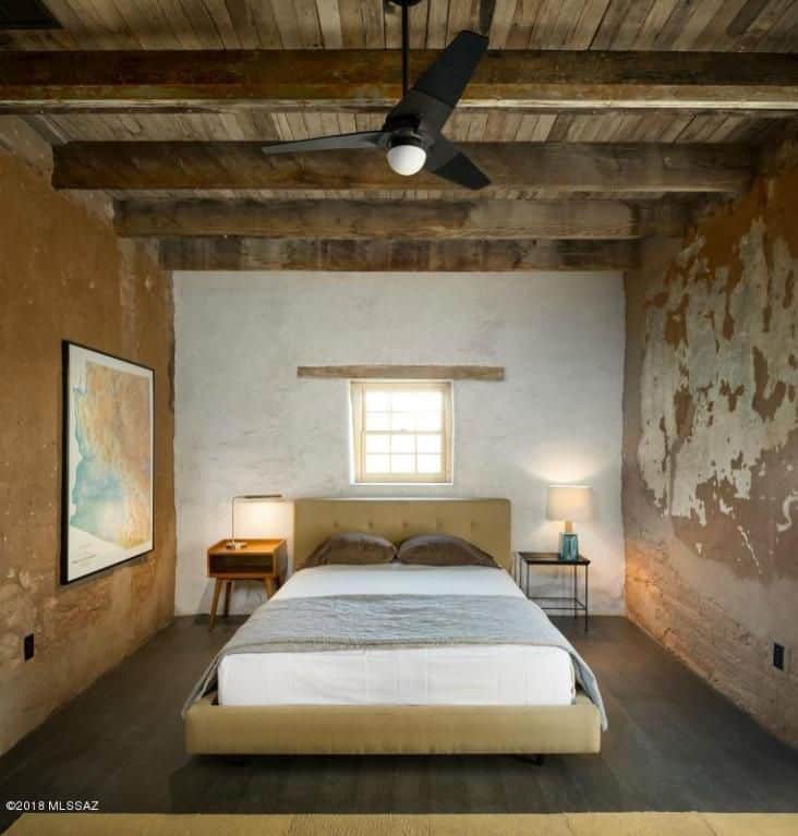 另一间卧室设有一张普通的床，两侧有几盏台灯和墙壁装饰。
