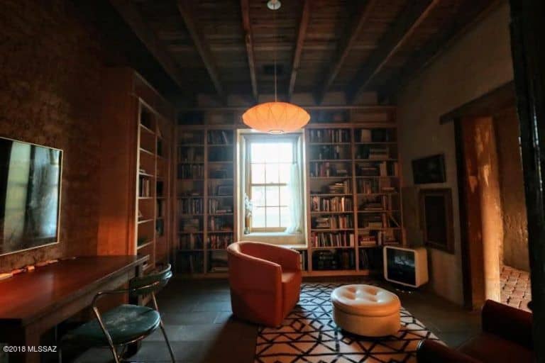 这所房子还有一间阅览室，里面有一个又高又宽的书架，还有一个吊灯。