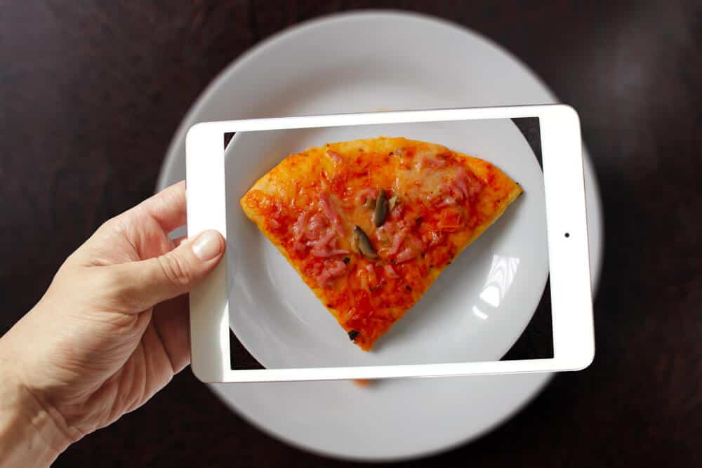 盘子里的披萨的数字图片。