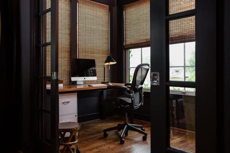 家庭办公室的乙烯基地板、时尚的百叶窗和办公桌看起来很优雅。