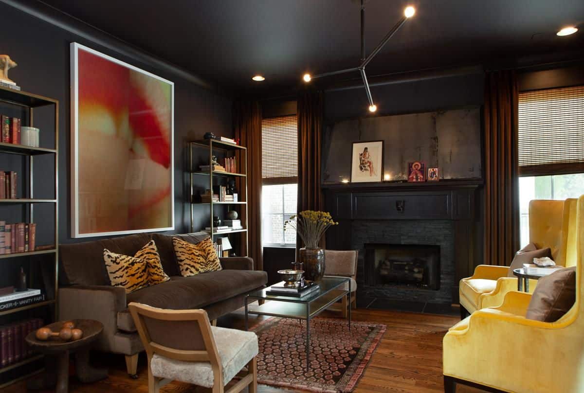 客厅具有现代风格，配有一套优雅的家具和壁炉，以及时尚的照明。