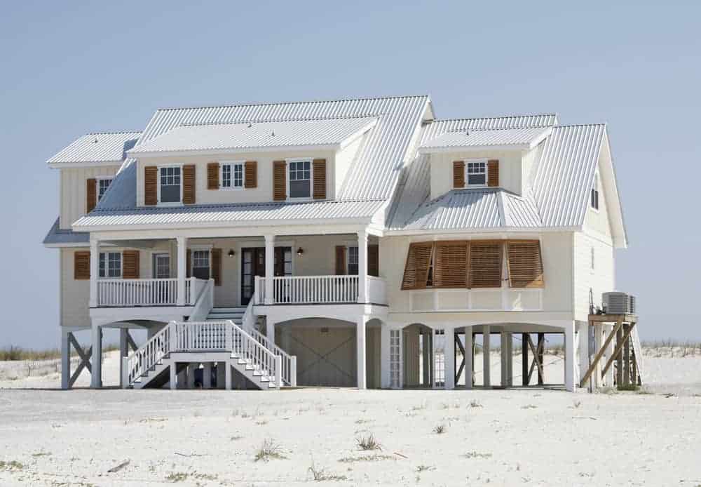 这里有一个例子与百叶窗海滨别墅。这些百叶窗比装饰功能…这种情况对于大多数沿海家园。百叶窗是天然木颜色;我认为黑色或深灰色的会更好。你真的不能比这更海滩上的房子。