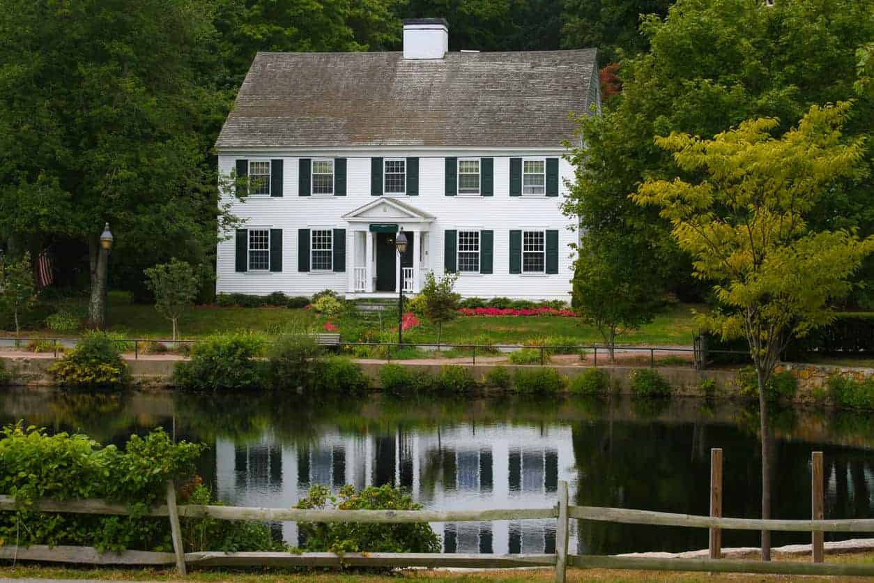 新英格兰历史(1693)与白色隔板外,灰色的瓦屋顶和黑人百叶窗三明治,马萨诸塞州科德角。谈论风景如画。