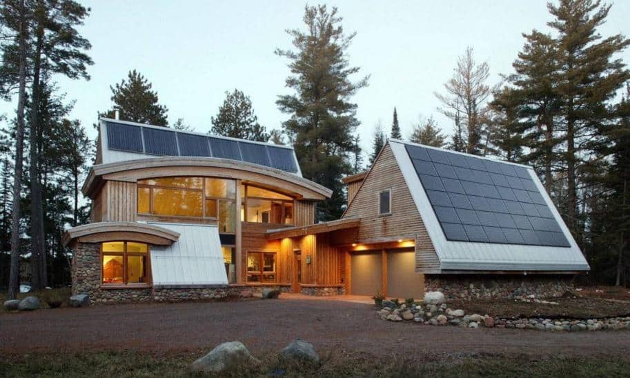 有太阳能电池板的房子