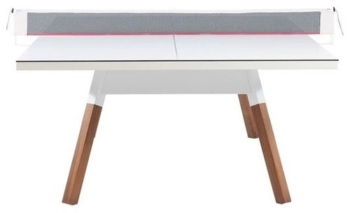 白色乒乓球桌，白色桌面由人造木材制成。