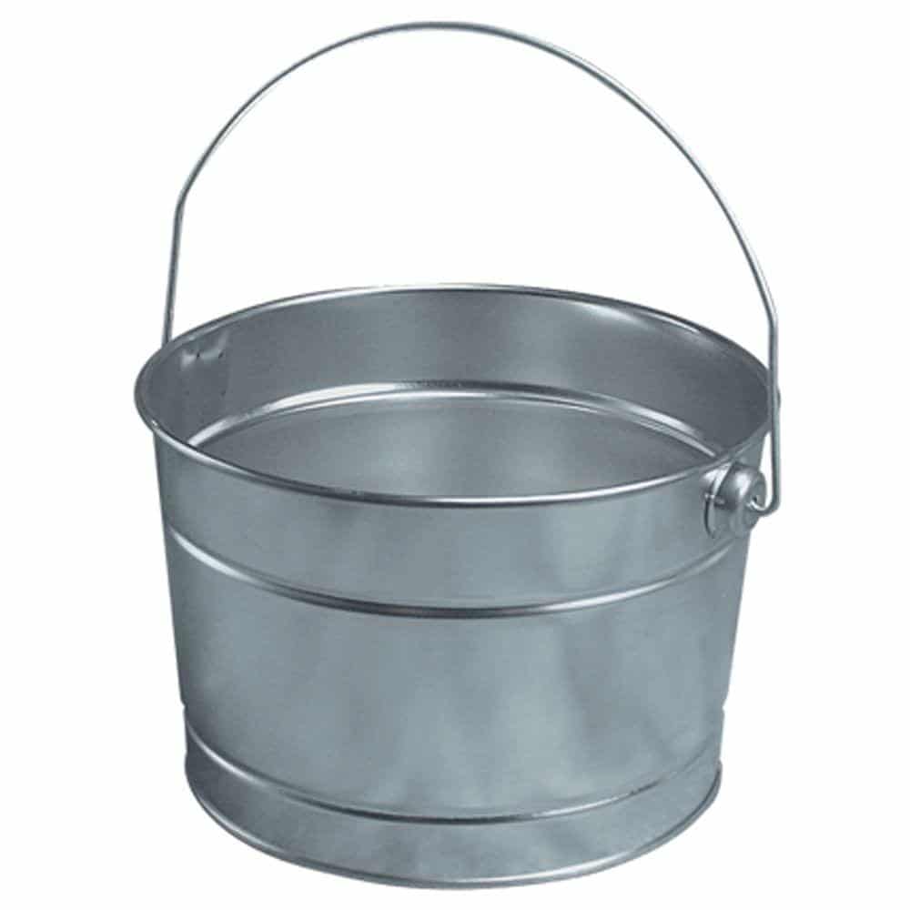 不锈钢桶:用不锈钢制成的中型结实桶