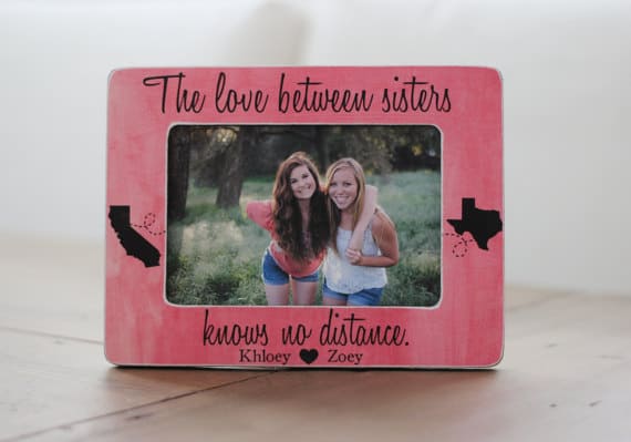 粉色木制相框为两姐妹定制。