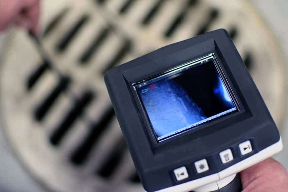 专业管道工使用的管道检查摄像机。