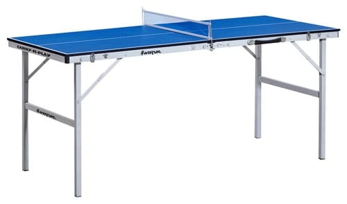 白色背景下的蓝色便携式乒乓球桌。