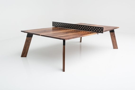 木制乒乓球桌，白色背景，金属网隔离。