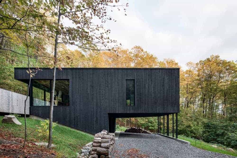 一个现代定制的家庭，木制外观涂成黑色。