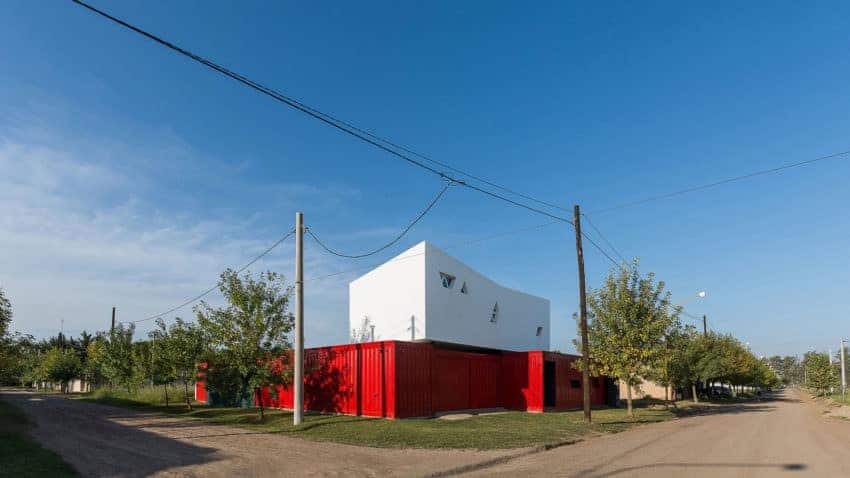 一个红色的集装箱房子，看起来如此时尚和令人惊叹。