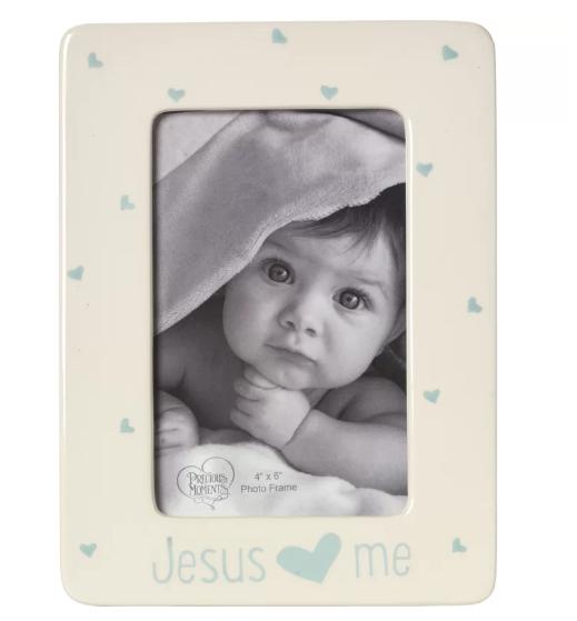 小的陶瓷相框，上面有一个女婴的照片。