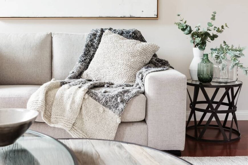 客厅里的米色沙发、抱枕和毯子