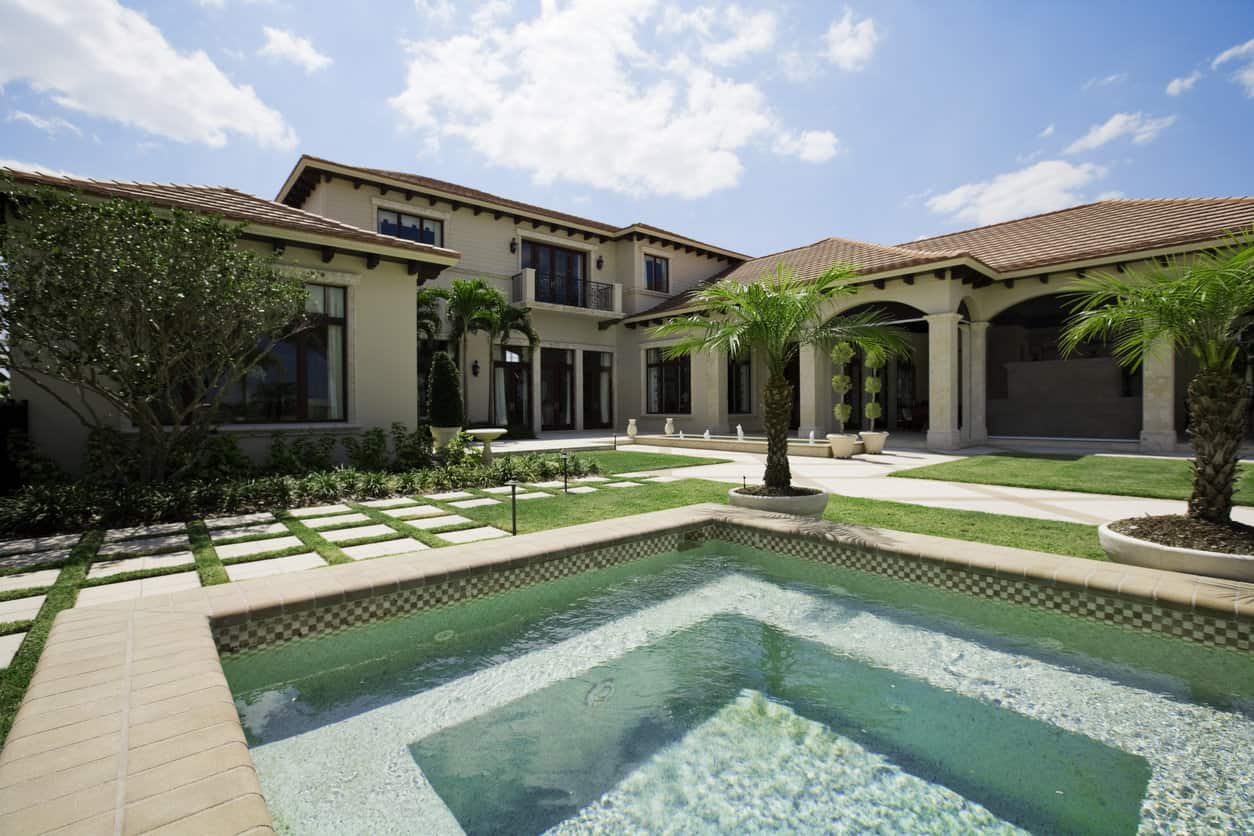 带庭院和方形游泳池的豪华住宅。