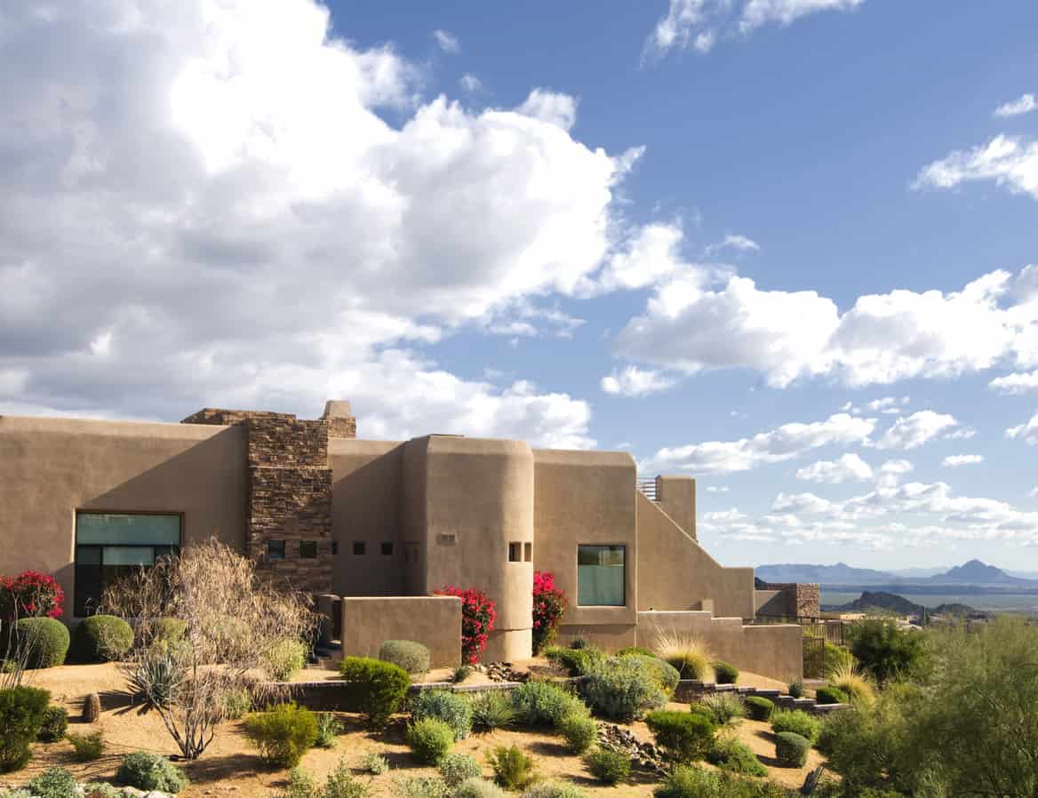 大型住宅位于亚利桑那州斯科茨代尔附近的山岗上，俯瞰沙漠景观。