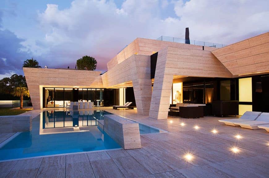 这所房子有一个厚实的木制外观，屋顶和游泳池区。