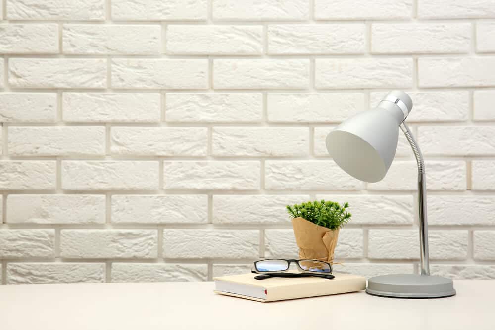 书房桌上的一盏白色台灯。