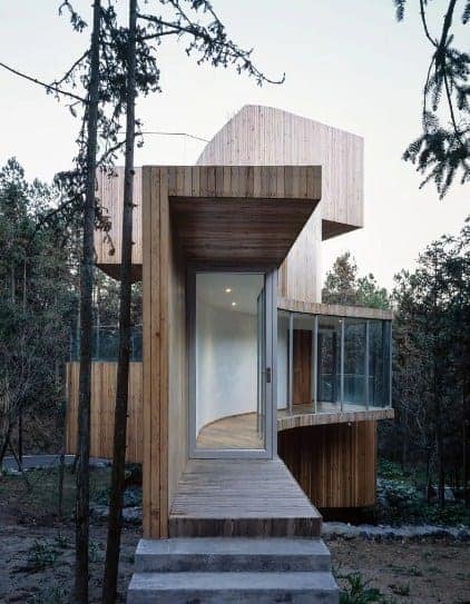 这是一座设计精美、外表木质的树屋。