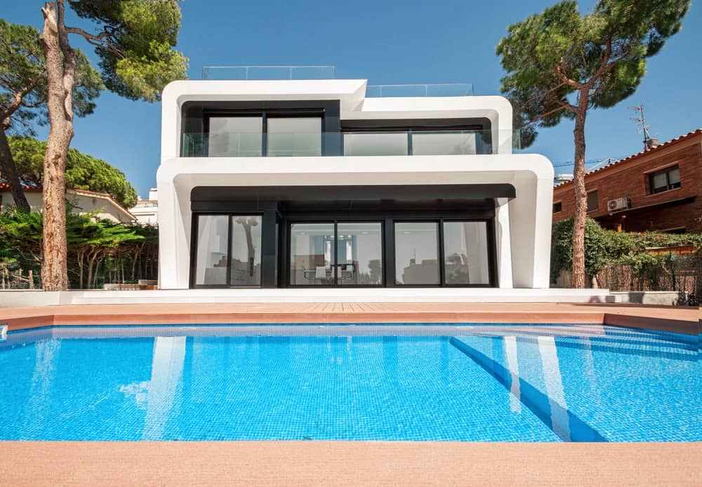 时髦的房子，几何建筑，宽玻璃窗和室外游泳池。