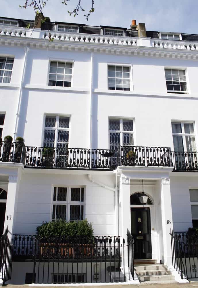 乔治风格的白色伦敦联排别墅