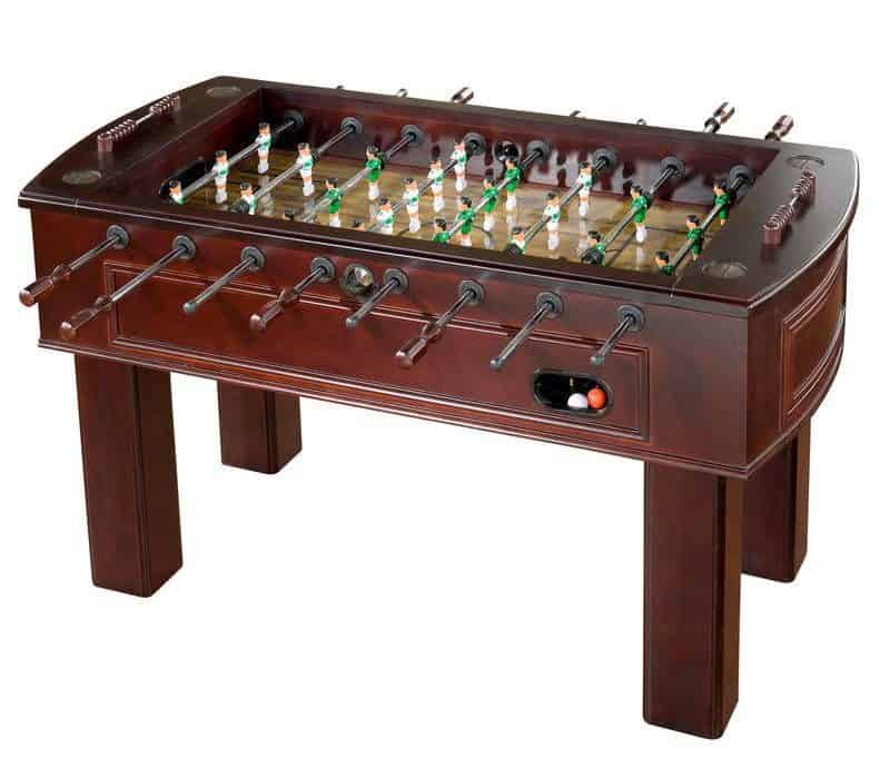 光滑的深棕色木制桌上足球，配有三人守门员系统。
