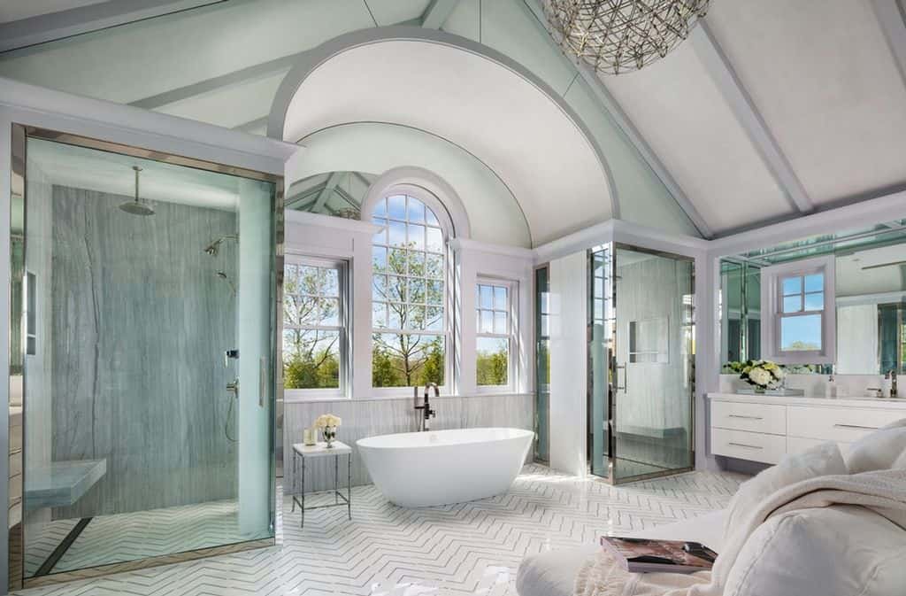 主浴室里有两间步入式大淋浴间，两侧是一间凹室里的独立浴缸。配色为薄荷绿、灰色和白色。