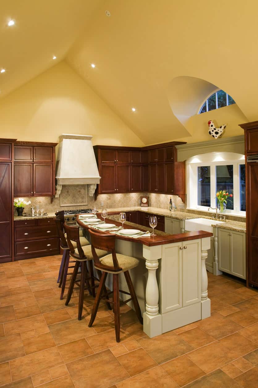 假设你的厨房上面没有一层，你可以像这样创建某种形式的拱形厨房天花板。它确实创造了一个更大的空间的感觉。