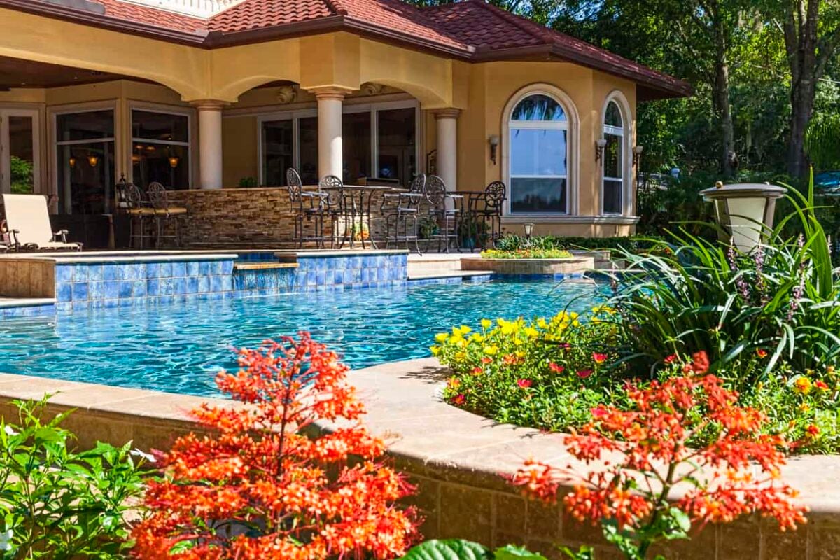 地中海风格的家，地中海风格的游泳池。看看蓝色的瓷砖，看起来就像瀑布一样，进入这个美丽的长方形游泳池，周围是五颜六色的花园。