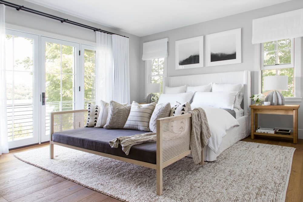 白色卧室的窗户和中硬木地板和地毯。