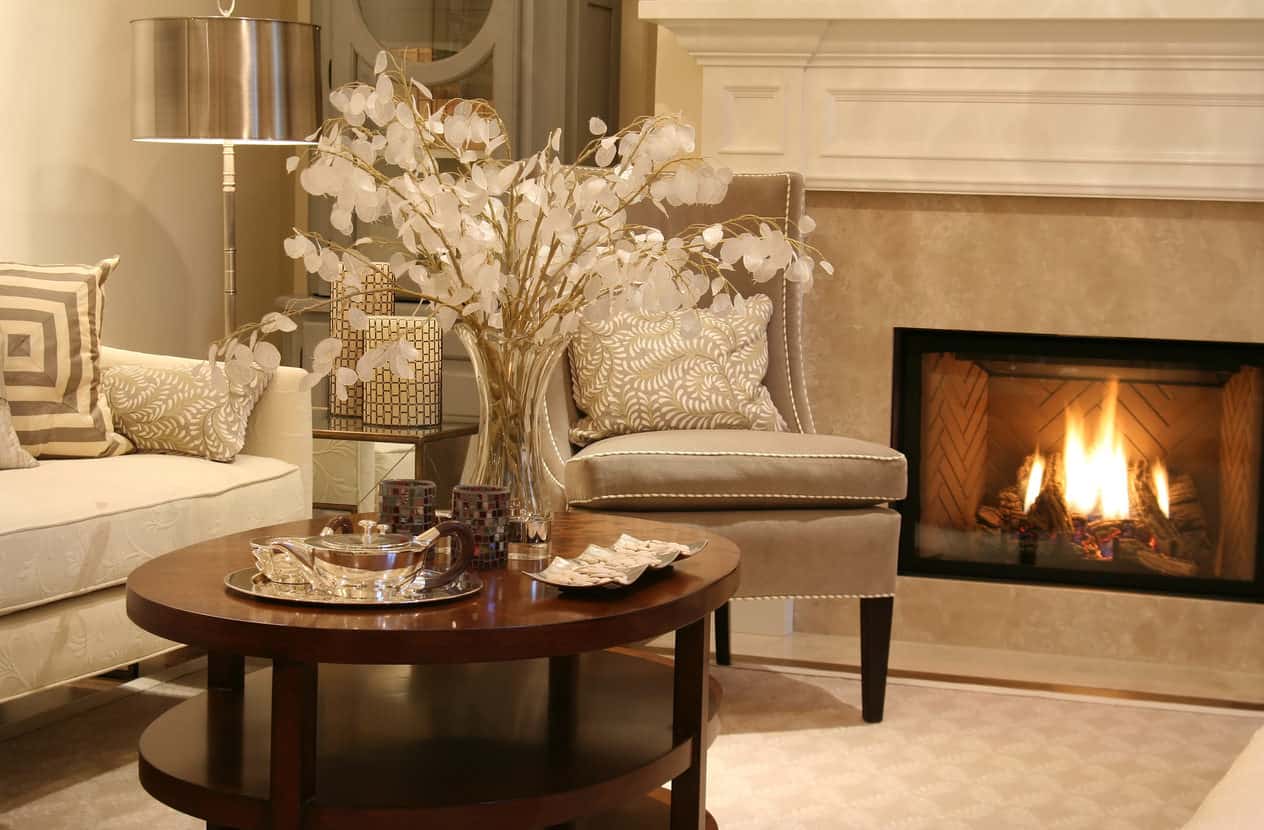 优雅正式的客厅，配有沙发，圆形咖啡桌和壁炉