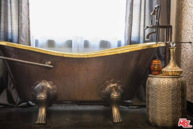 近距离观看浴室令人惊叹的镀铜浴缸。