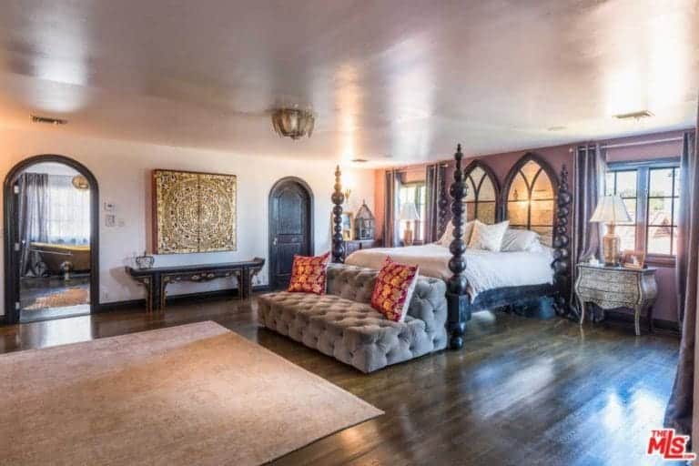 主套房设有大床和宽敞的空间，展示硬木地板，优雅的地毯和壁炉。