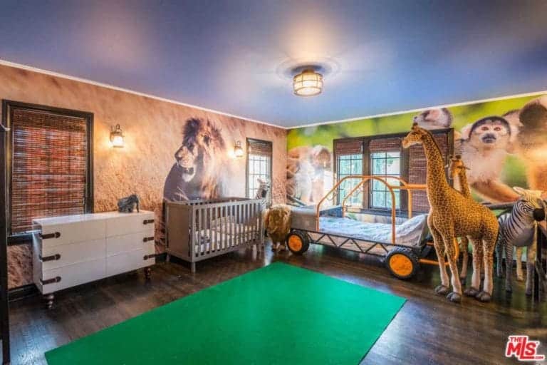 儿童卧室的特色是硬木和绿色地毯，以及一个非常适合儿童的主题。
