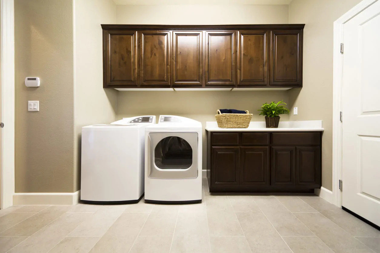 洗衣房特性固定在墙上的柜子,小柜台,为组织工作负载和大量的地板空间。