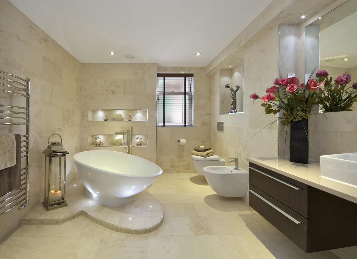 虽然我喜欢白色的浴室，但我真的很喜欢这种灰白色、淡黄色的奶油色装饰，尽管它是在墙壁和地板上。这真的很吸引人。看看浴缸的高架平台，漂浮的现代梳妆台和现代独立式浴缸旁边的内置照明。这是一个真正的美。