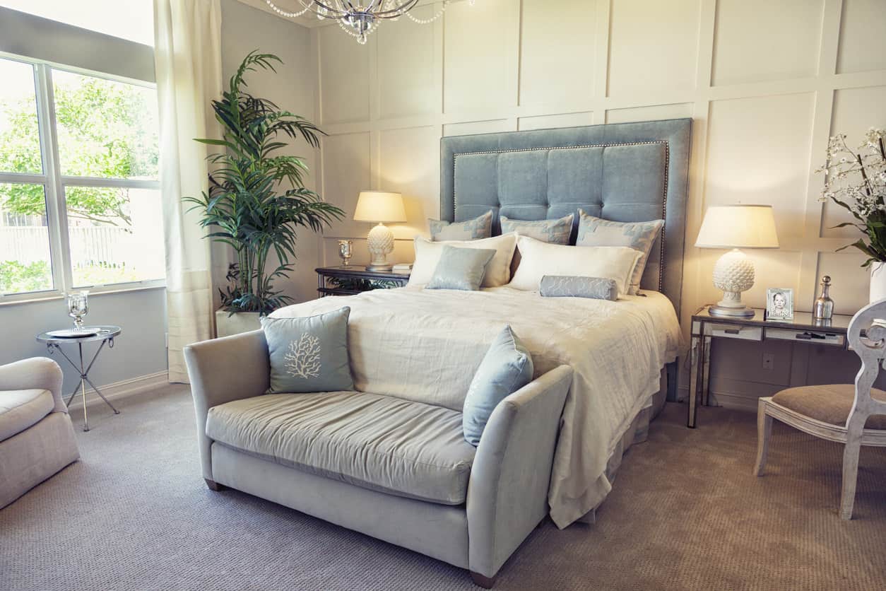 魅力和舒适这好纹理卧室装饰。镶上限,suide植绒的床头板,坐在家具、窗帘和吊灯给这个主卧室的一个独特的装饰风格。
