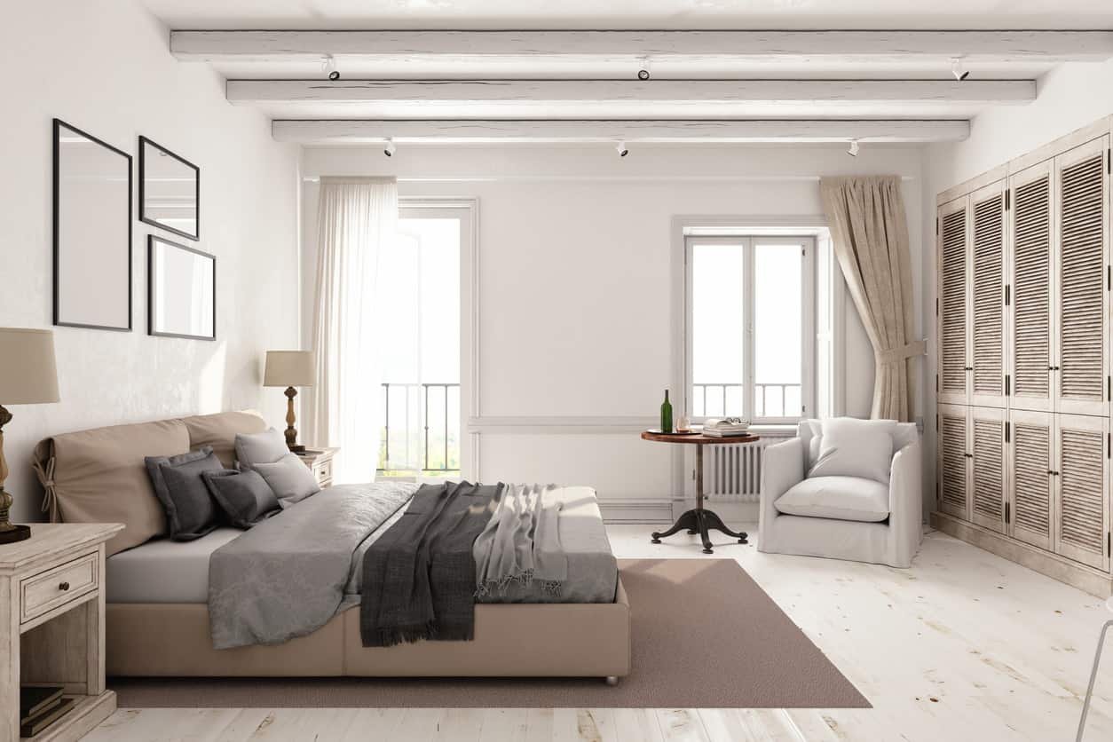 现代斯堪的纳维亚风格的卧室，非常轻的木地板，白色天花板，平台床和小休息区。