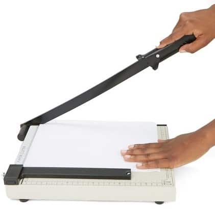 剪纸机用于在白色背景上将纸张剪成所需尺寸。