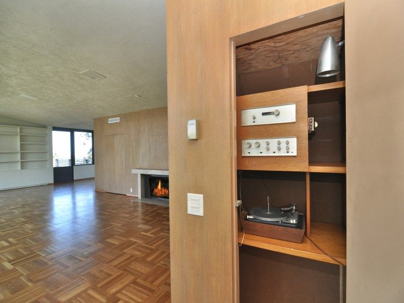这个房间连接到家庭的餐厅和厨房区，设有夹层地板和壁炉。