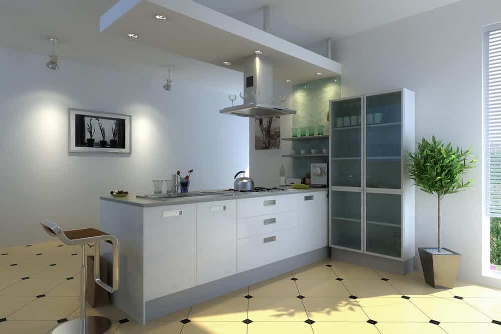 这是一个有趣的小厨房天花板，在半岛厨房上面有两层天花板。
