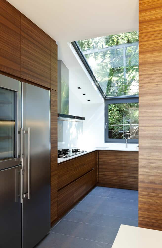 带玻璃角度天花板的小现代厨房。
