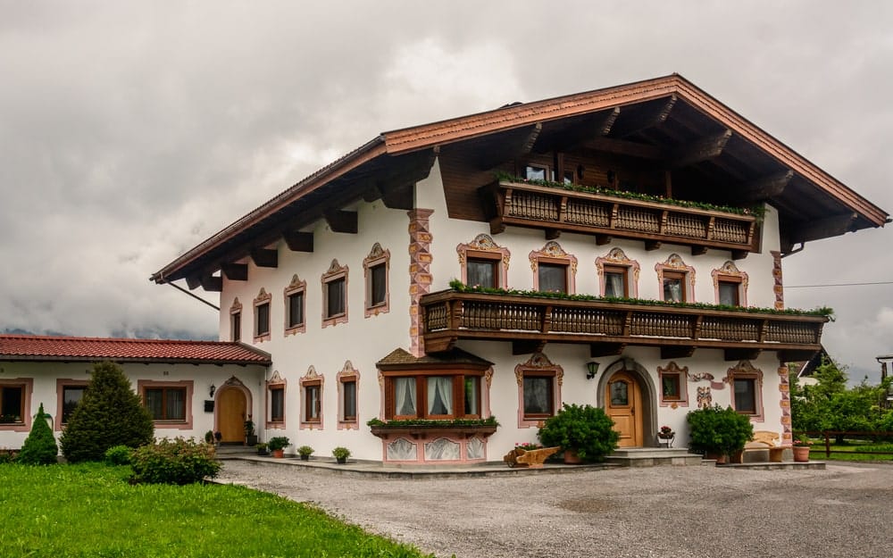 传统的奥地利大房子。