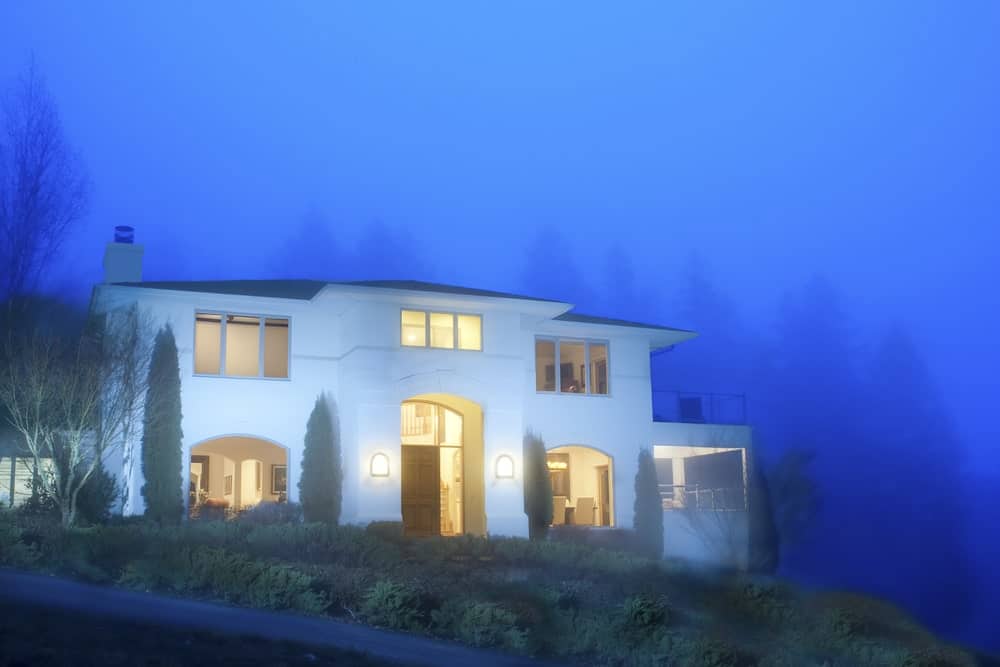 黄昏时分，山顶上的白色现代灰泥房子。